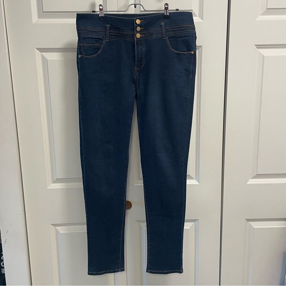 Blue Skinny Jeans with Mid-Rise Waist and Tapered Leg